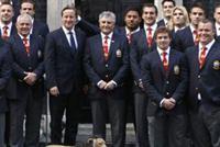 لاعبٌ يضع أذنين لرئيس الوزراء البريطاني ديفيد كاميرون