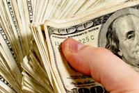 ملياردير يصنع ثروة مالية من المطاط 