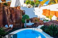 صور قصر عمر الشريف الذي خسره في لعبة قمار