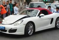 بالصور: حطّمت سيارتها البورش بعد ثوانٍ من شرائها