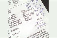 نادل في مطعم يتلقى إكرامية كبيرة بالرغم من الخدمة السيئة 