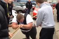 بالفيديو: جر 14 سيارة وحقق رقما قياسياً عالميا