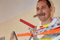 طلاب يعلقون معلمهم على الحائط