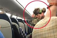 بالصورة: طردوها من الطائرة لاصطحابها خنزيرا