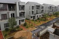 مليونير يهدم الأكواخ ويقدم لأصحابها فِللاً