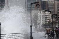 بالفيديو والصور.. الأمواج تجتاح الطريق البحرية في عين المريسة