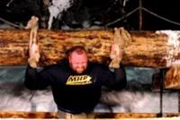 بالصورة: رجل يرفع شجرة وزنها 635 كيلوغراما