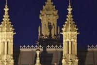 اخترق حواجز الأمن ووقف على سطح البرلمان 8 ساعات