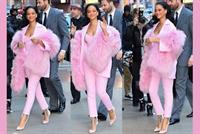 بالصورة: ريهانا تفيض أنوثة وسحرًا بالوردي