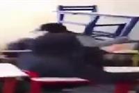 بالفيديو.. تلميذ يضرب المعلمة في مدرسة في الكورة
