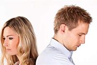  إشارات تؤكد خيانة الرجل لزوجته!