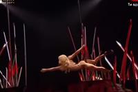  بالفيديو: راقصة تعري تدهش العالم في برنامج للهواة