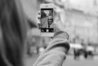 دراسة: الفتيات الشابات يقضين 5 ساعات أسبوعيا في التقاط صور 