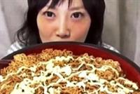  بالفيديو.. إمرأة يابانية تأكل 4 كيلو 