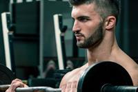 طريقة غير اعتيادية للحصول على عضلات!