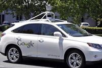 سيارة غوغل تصطدم بسيارة منافسة خلال تجربتهما 