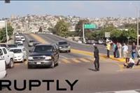 شرطي مرور أردني يتحدى شرطي مكسيكي