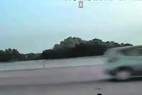 بالفيديو: شرطي يوقف سيارة لمخالفة السائقة فينقذ حياتها