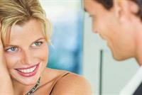 للرجال... هذا ما تقوم به النساء المعجبات بكم!