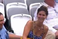 إمرأة تتعرض لموقف محرج أمام آلاف الجماهير !! (فيديو)