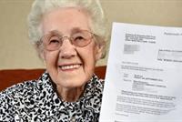  على مشارف المئة... وحامل!