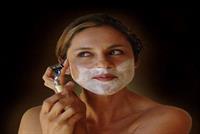 حلاقة وجه النساء... أحدث صيحات عالم الجمال