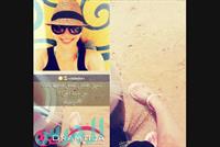  بالصورة: نسرين طافش تغسل قدميْها وتظهر ساقها