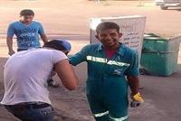 مواطن يقبل يد عامل 