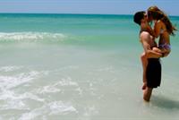 هذا ما يلفت نظر الرّجال والنّساء على الشّاطئ!