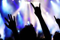 الجمهور يُهين الفنان... والأخير؟