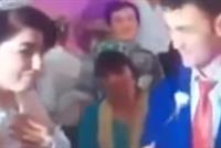 بالفيديو: ضرب عروسه في حفل زفافهما