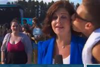  بالفيديو: سرق قبلة منها مباشرة على الهواء