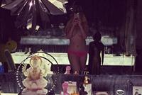 بالصورة: كريستينا اغيليرا شبه عارية في الحمام