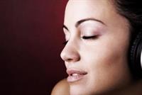  سماع الموسيقى يخفف الآلام 