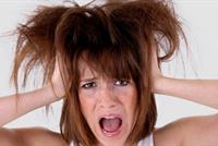  بالفيديو: لم تعجبها تسريحتها فدمّرت الصّالون!