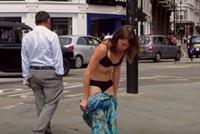  بالفيديو: وقفت عارية ومعصوبة العينين في الشارع... فماذا فعل المارة؟‏