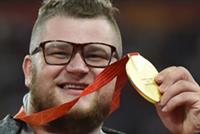 ساعات بعد فوزه.. بطل عالمي يدفع ميداليته عوض أجرة تاكسي