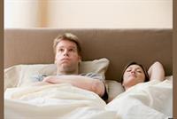  دراسة تؤكد أن النوم بجوار زوجتك يصيبك بالغباء 