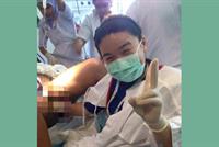  طبيبة تتخلى عن مهنيتها بصورة سيلفي داخل غرفة الولادة