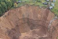 حفرة عملاقة تبتلع المنازل