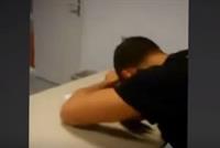  بالفيديو: أستاذ يفقد أعصابه ويُعاقب تلميذه بهذه الطريقة!