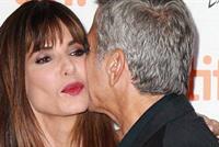بغياب زوجته أمل.. جورج كلوني يتبادل القبلات مع ساندرا بولوك
