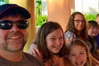 عائلة تنتحر جماعيا في منزلها الفخم