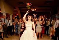 لماذا ترمي العروس باقة الورد؟ 