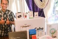 مايكروسوفت تهدي الطالب السوداني مخترع الساعة أفضل منتجاتها 