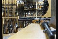 امرأة تحتفظ بمخزن أسلحة في منزلها