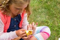 بالفيديو: باربي تختبر الدورة الشهريّة للمرّة الأولى