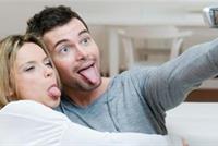 أسباب تدفع المرأة للارتباط بالرجل المرح 