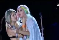 بالفيديو: معجبة تتخطى الحدود وتتحرّش بكايتي بيري على المسرح