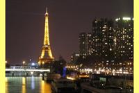  أوقفوه لدى محاولته تسلق برج ايفل